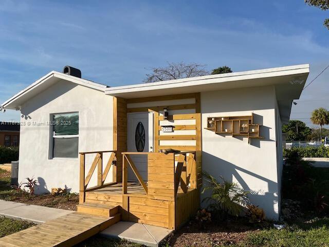 property entrance featuring stucco siding
