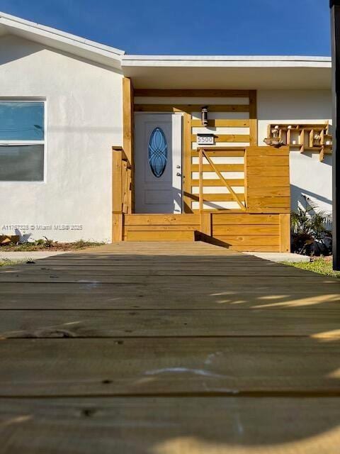 view of exterior entry with stucco siding
