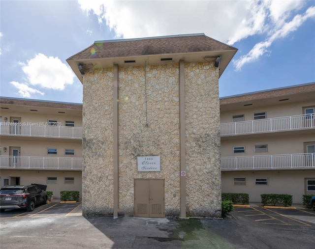 5000 NW 36th St Unit 509, Lauderdale Lakes, FL 33319 - view of property featuring uncovered parking