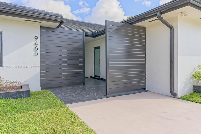 view of exterior entry featuring stucco siding