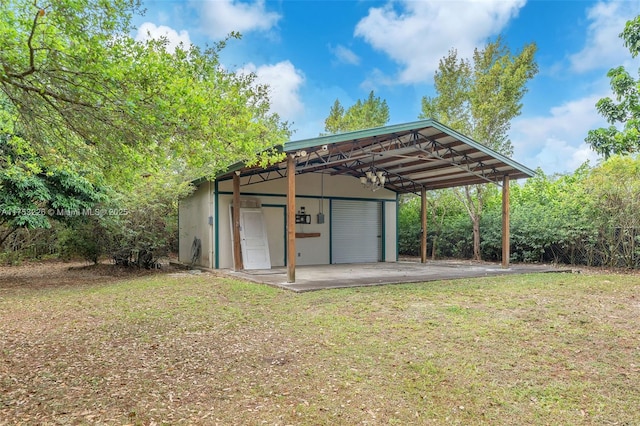 view of outdoor structure featuring an outbuilding