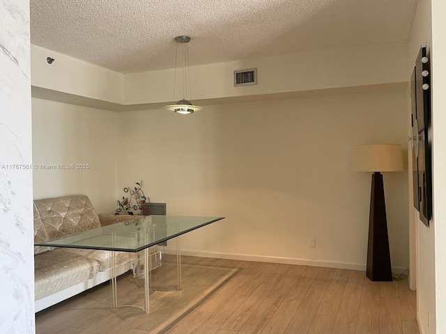 20281 E Country Club Dr Unit 810, Aventura, FL 33180 - dining area featuring hardwood / wood-style floors, baseboards, a textured ceiling, and visible vents