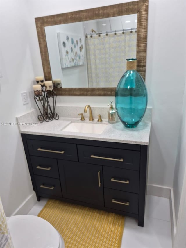 full bath with a shower with curtain, baseboards, toilet, and vanity