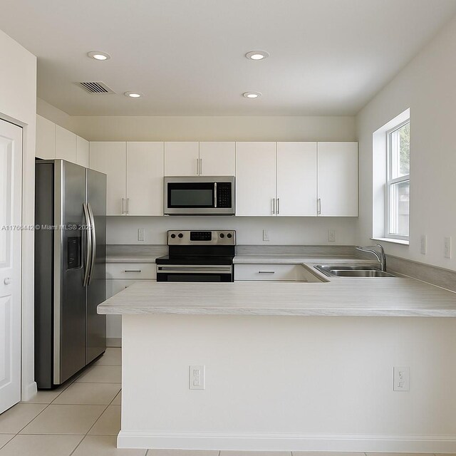 2737 SE 17th St, Homestead, FL 33035 - kitchen with appliances with stainless steel finishes, a sink, light countertops, a peninsula, and recessed lighting