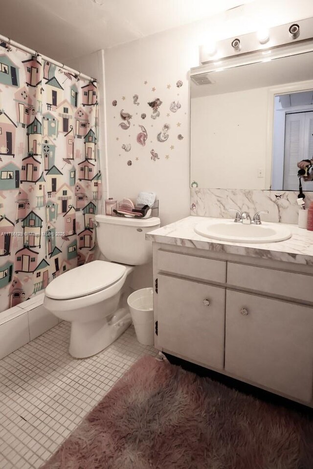 10772 N Kendall Dr Unit G5, Miami, FL 33176 - full bathroom featuring vanity, toilet, tile patterned flooring, and a shower with shower curtain