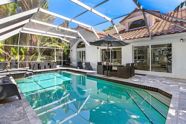 517 Misty Oaks Dr, Pompano Beach, FL 33069 - view of swimming pool featuring a pool with connected hot tub, a patio, and glass enclosure