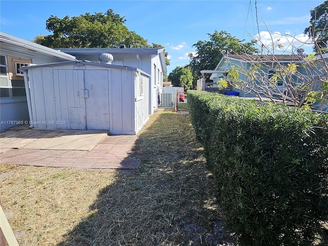 view of yard with an outdoor structure and a storage unit