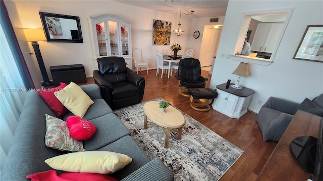 2112 Newport U Unit 2112, Deerfield Beach, FL 33442 - living room featuring an inviting chandelier, wood finished floors, visible vents, and baseboards