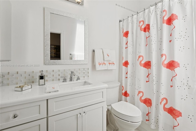 full bath featuring toilet, decorative backsplash, vanity, and curtained shower