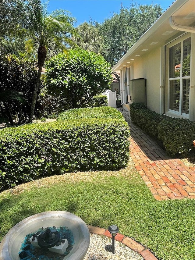 view of green lawn