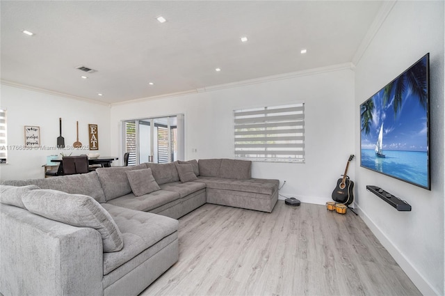 living room with baseboards, visible vents, light wood finished floors, recessed lighting, and ornamental molding