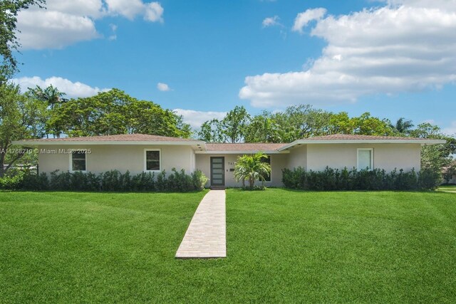 7640 SW 165th Ter, Palmetto Bay, FL 33157 - ranch-style house featuring stucco siding and a front lawn