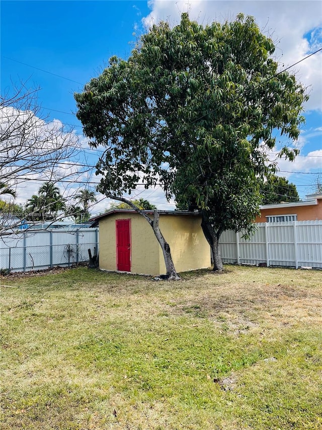 view of yard with an outbuilding and fence