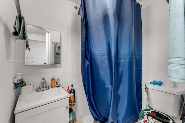 full bathroom with vanity, toilet, and a shower with curtain