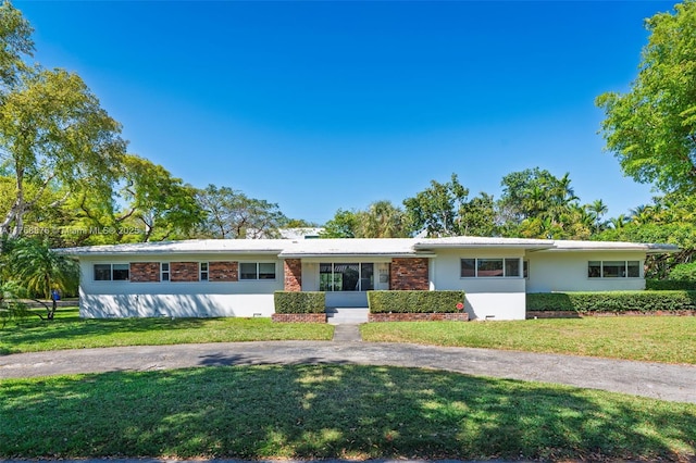 single story home featuring stucco siding and a front yard