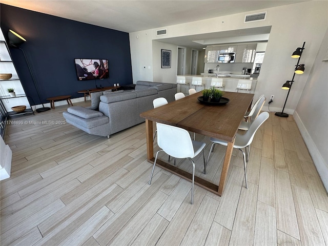 2600 E Hallandale Beach Blvd Unit T2202, Hallandale Beach, FL 33009 - dining area featuring baseboards, visible vents, and light wood-style flooring