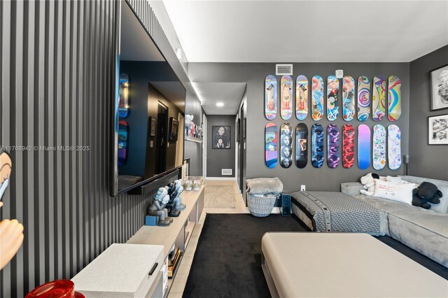 living area with carpet flooring, visible vents, and baseboards
