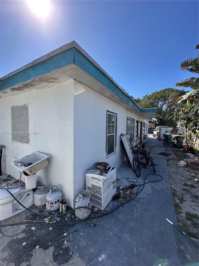 565 NE 32nd St, Oakland Park, FL 33334 - photo 4