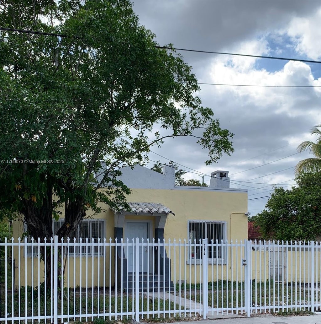 view of front of home with stucco siding and a fenced front yard