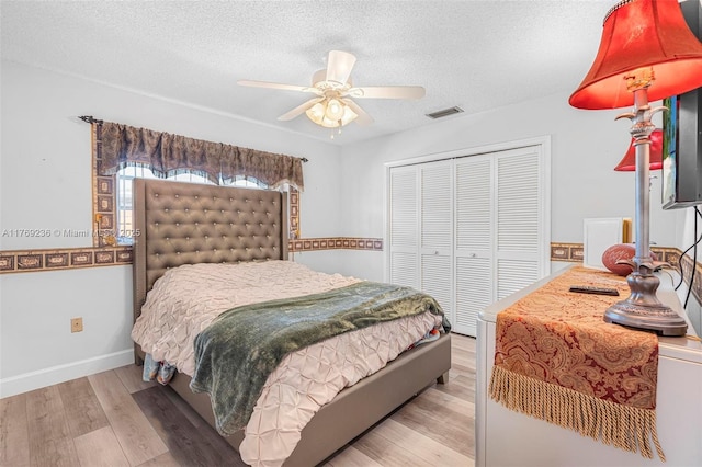 2525 SW 86th Ave, Davie, FL 33324 - bedroom featuring baseboards, a textured ceiling, light wood-style floors, visible vents, and a closet