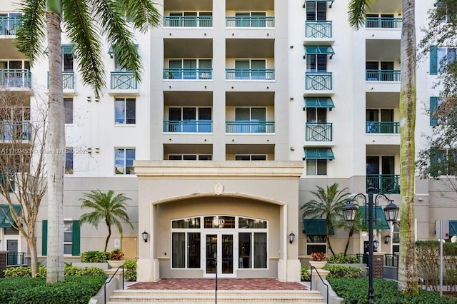 view of apartment building / complex