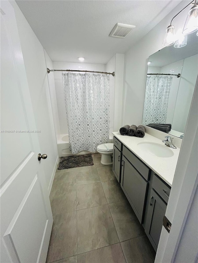 full bath with visible vents, toilet, vanity, and shower / bath combo with shower curtain