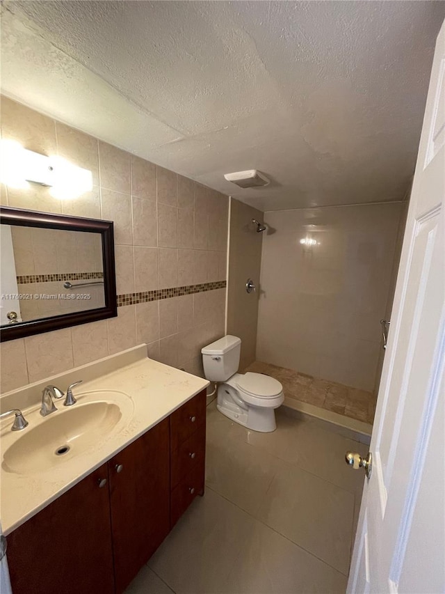 5775 W 20th Ave Unit 107, Hialeah, FL 33012 - bathroom featuring vanity, tiled shower, a textured ceiling, toilet, and tile patterned floors