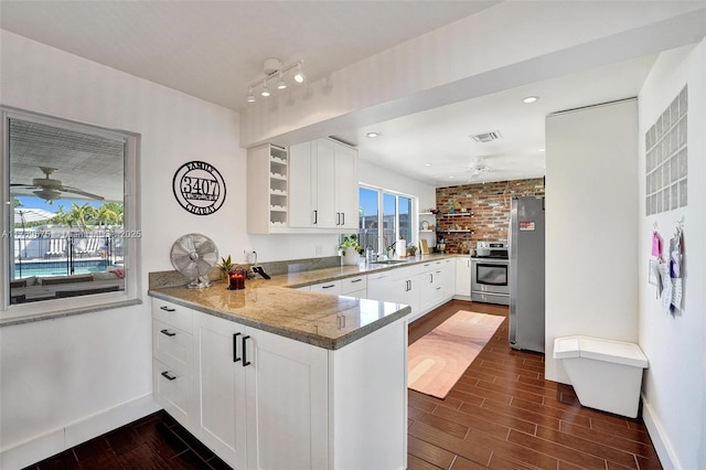 3407 N Longfellow Cir, Hollywood, FL 33021 - kitchen featuring ceiling fan, appliances with stainless steel finishes, a peninsula, wood tiled floors, and recessed lighting