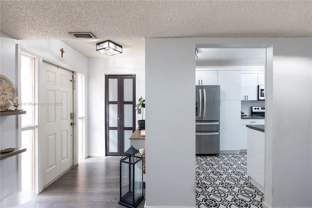9137 Limetree Ln Unit 166, Pembroke Pines, FL 33024 - entryway featuring a textured ceiling and light wood-style flooring