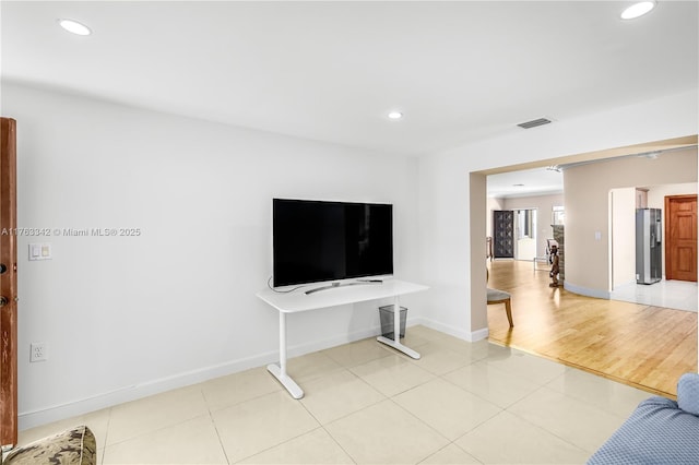 living area featuring recessed lighting, baseboards, light tile patterned floors, and visible vents
