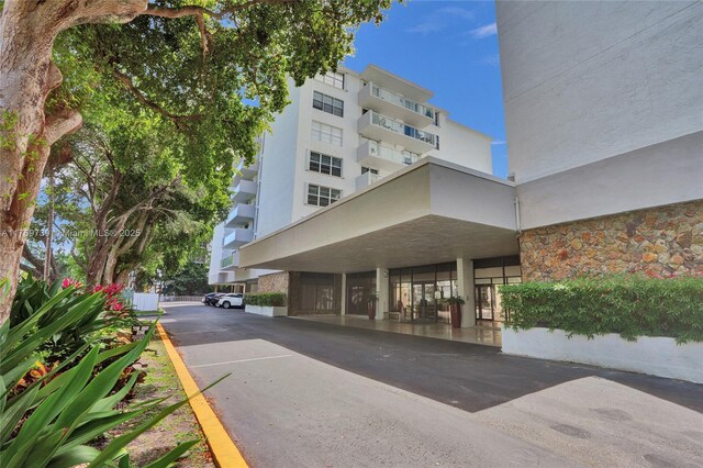10000 W Bay Harbor Dr Unit Ph23, Bay Harbor Islands, FL 33154 - view of property featuring uncovered parking