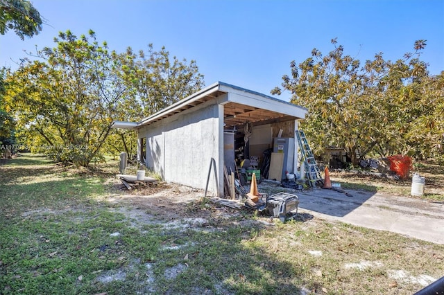 exterior space featuring an outbuilding and a yard