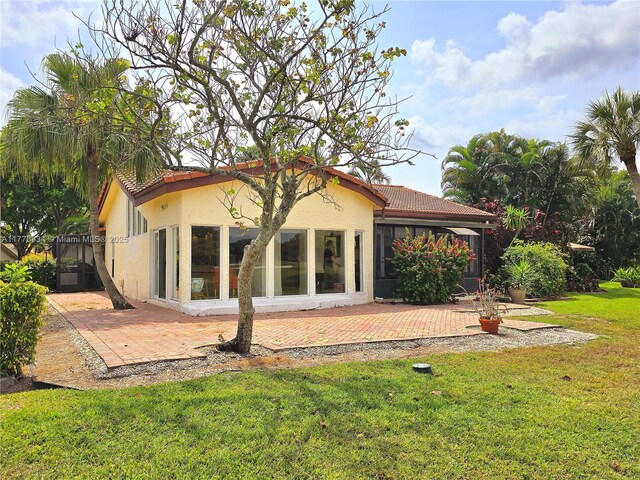 5645 Lakeview Mews Dr, Boynton Beach, FL 33437 - sunroom with baseboards