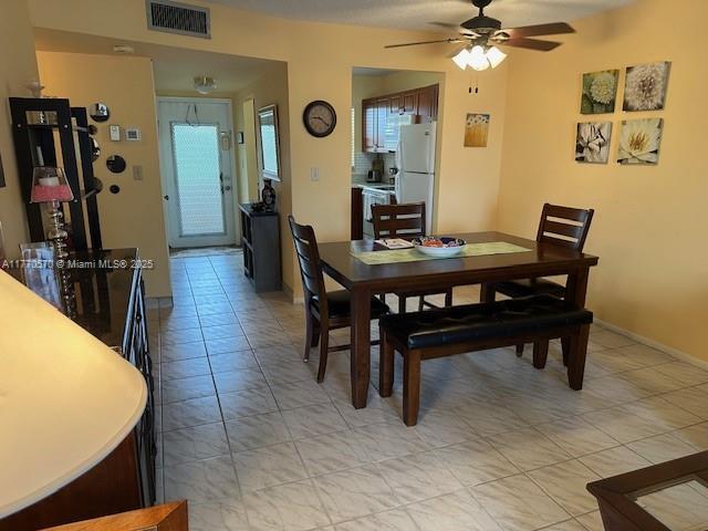 dining space featuring visible vents and ceiling fan