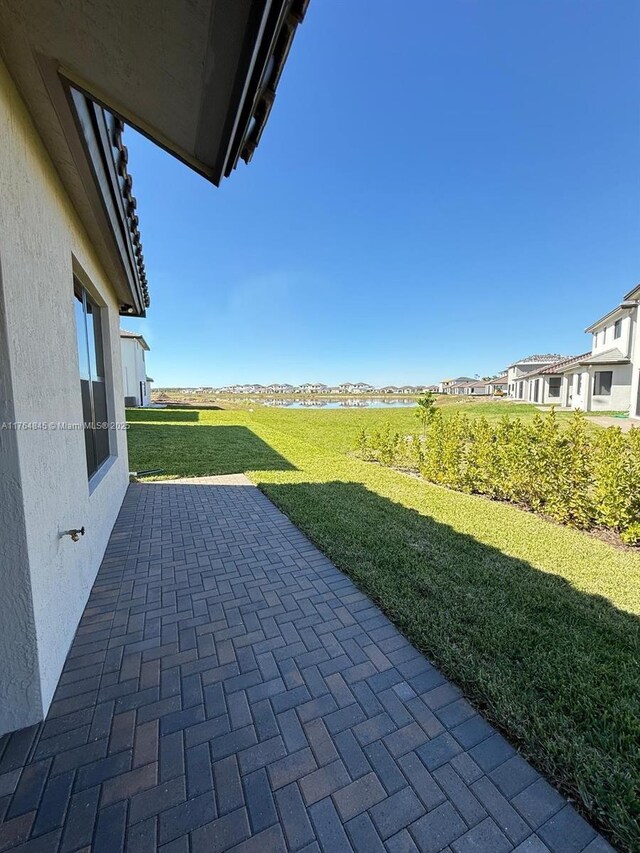 view of yard featuring a patio