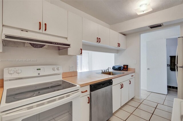 kitchen with under cabinet range hood, a sink, white electric stove, visible vents, and dishwasher
