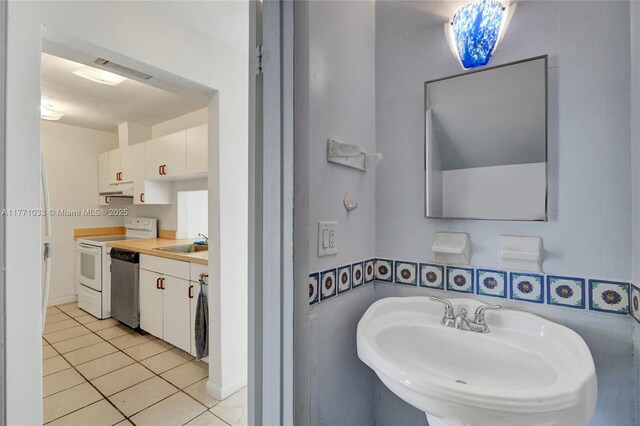 bathroom featuring a sink and tile patterned floors