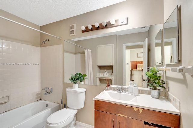 2307 N Congress Ave Unit 28, Boynton Beach, FL 33426 - bathroom featuring shower / bathtub combination with curtain, toilet, vanity, and a textured ceiling