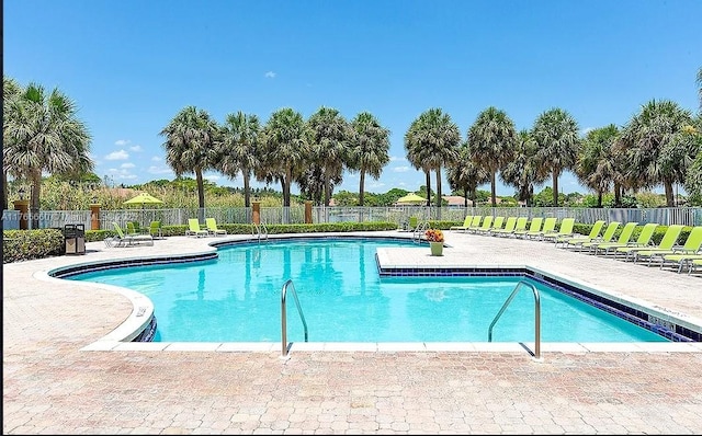 2307 N Congress Ave Unit 28, Boynton Beach, FL 33426 - community pool with fence and a patio