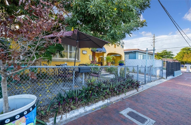 view of front of property with stucco siding and a fenced front yard