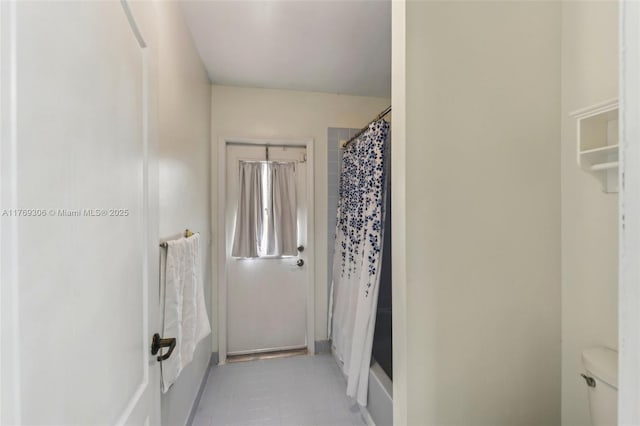 19460 NW 8th St, Pembroke Pines, FL 33029 - bathroom with curtained shower, toilet, tile patterned floors, and a tub