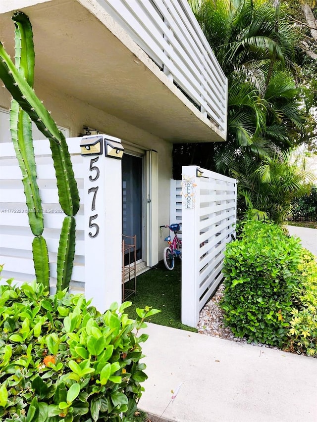 575 NW 98th Ave, Plantation, FL 33324 - exterior view of stucco siding
