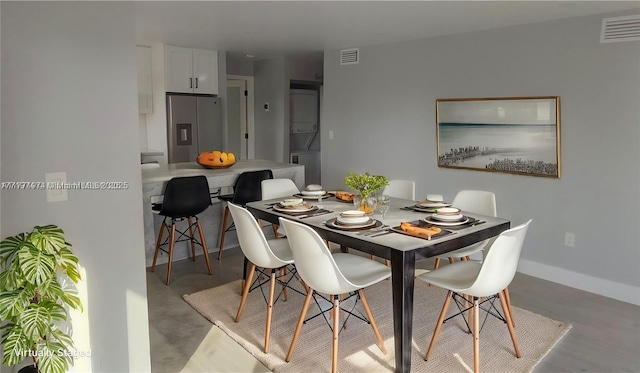 kitchen with light wood-type flooring, stainless steel appliances, a sink, visible vents, and a peninsula