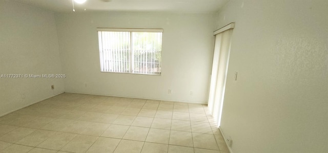 empty room featuring a ceiling fan