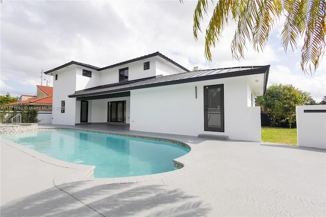 view of swimming pool featuring a pool with connected hot tub and a patio