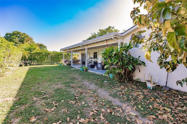view of yard with a patio