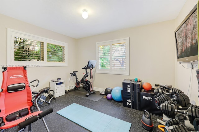 exercise room featuring baseboards