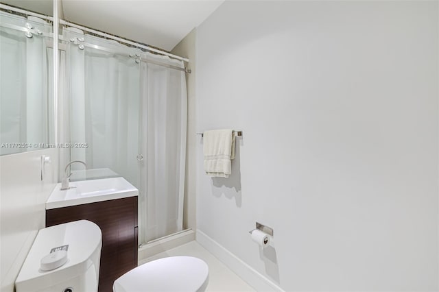 full bath featuring vanity, baseboards, toilet, and curtained shower