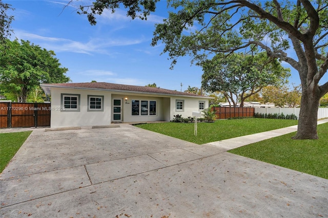 single story home with a front yard, fence, and stucco siding