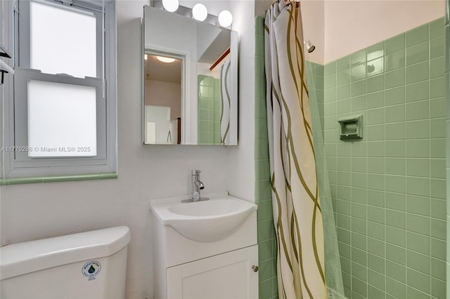 full bathroom with a shower with shower curtain, toilet, and vanity